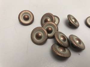 Metal knap - flot og historisk, i rosegold look, 15 mm